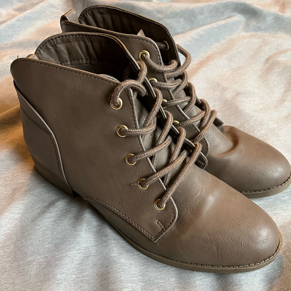 Candies Tan Taupe Lace Up Ankle Combat Boots Faux Leather Womens Size 9